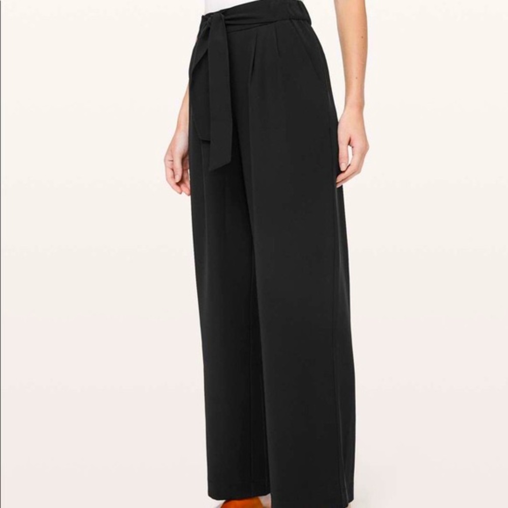 Lululemon Noir Wide Leg Pants - blogger favorite travel pant